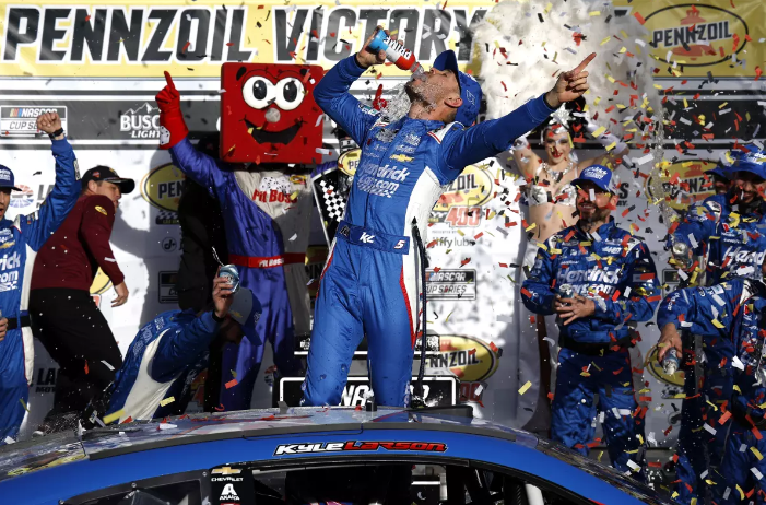 Kyle+Larson+celebrating+another+Victory+in+Vegas